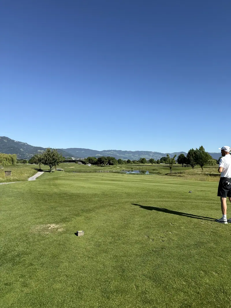 Abschlag im GC Montfort Rankweil bei der Golftrophy 2026, dahinter die Berge